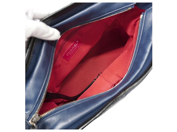 Borsa a tracolla Chanel Gabrielle Hobo Nero Blu navy - vista 4