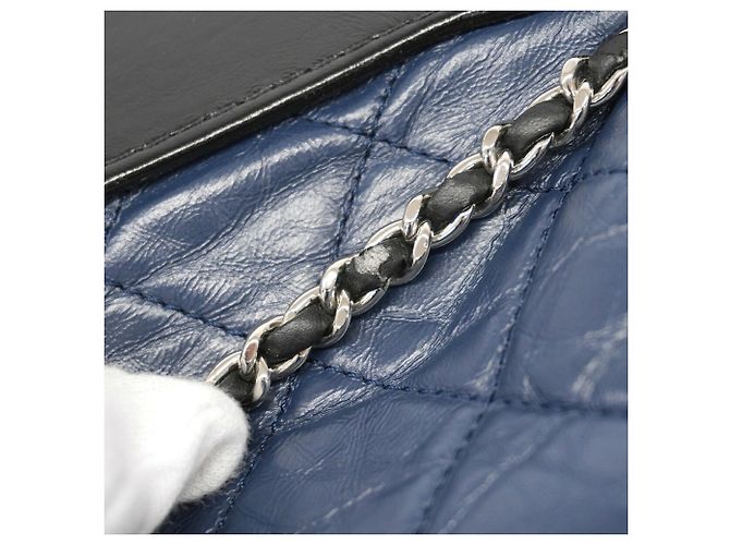 Borsa a tracolla Chanel Gabrielle Hobo Nero Blu navy - vista 7