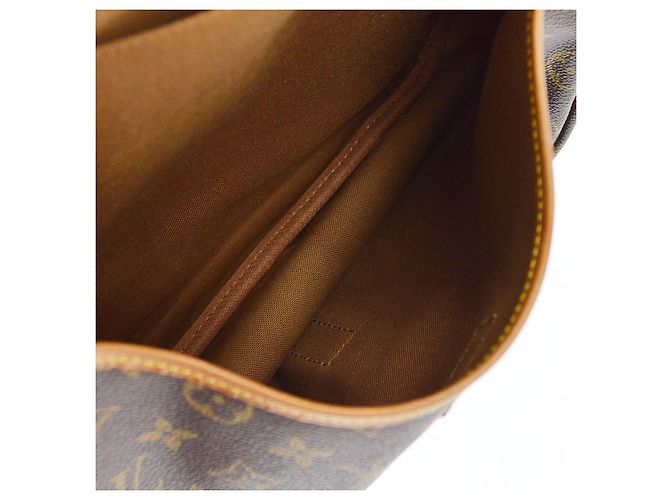 Louis Vuitton Saumur Monogram Canvas 35 Castaño - vista 3