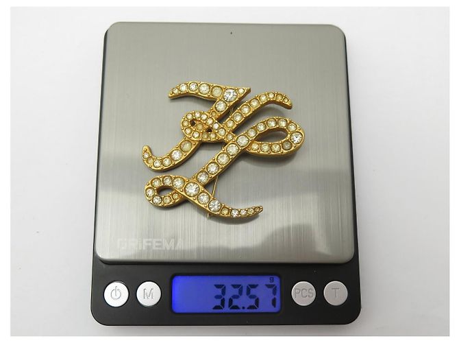 BROCHE VINTAGE KARL LAGERFELD INICIAIS MONOGRAMA KL BANHADO A OURO E STRASS - vista 4
