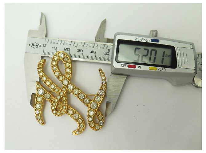 BROCHE VINTAGE KARL LAGERFELD INICIAIS MONOGRAMA KL BANHADO A OURO E STRASS - vista 5