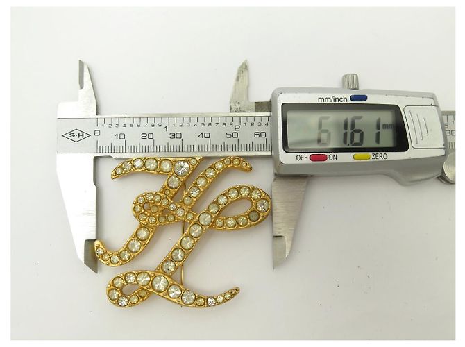 BROCHE VINTAGE KARL LAGERFELD INICIAIS MONOGRAMA KL BANHADO A OURO E STRASS - vista 6