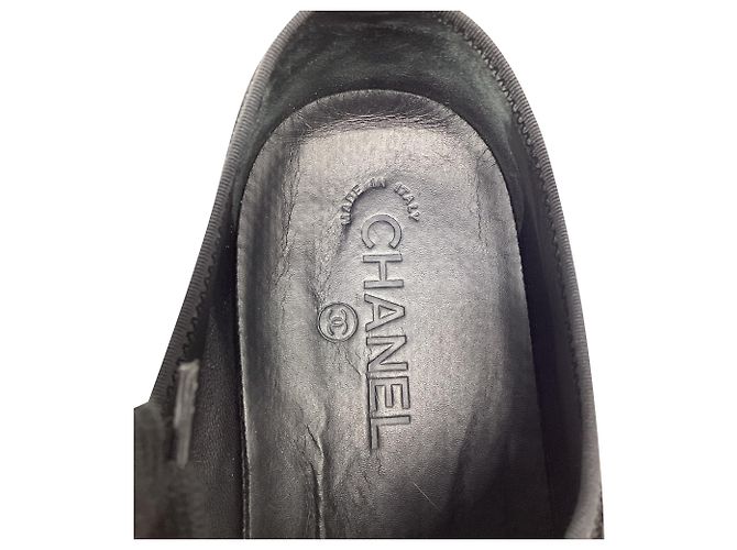 Classique Baskets Chanel en velours noir avec logo CC entrelacé - vue 11