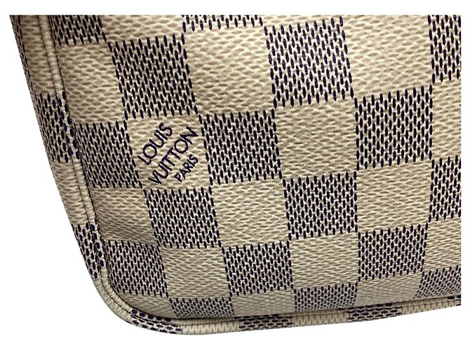 Louis Vuitton Damier Azur Pochette aus weißem Nylon-Canvas - Ansicht 12