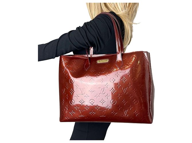 Borsa Tote Louis Vuitton Wilshire MM Vernis Patent Leather Amarante - vista 3