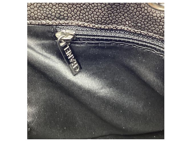 Timeless Chanel 2.55 Reissue Chain Tote Bag aus schwarzem Lackleder - Ansicht 11