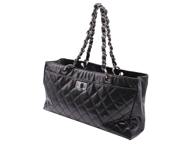 Timeless Chanel 2.55 Reissue Chain Tote Bag aus schwarzem Lackleder - Ansicht 2