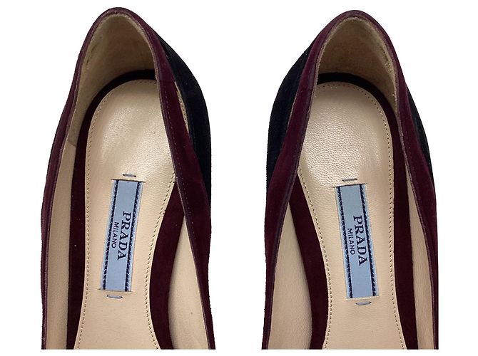 Prada Pumps mit spitzer Kappe und Cut-Outs aus bordeauxrotem Wildleder - Ansicht 10