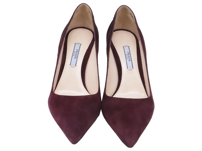 Prada Pumps mit spitzer Kappe und Cut-Outs aus bordeauxrotem Wildleder - Ansicht 2