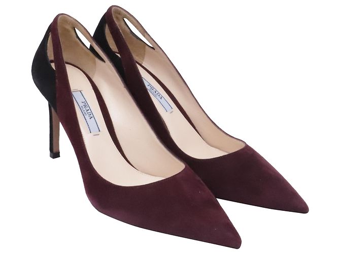 Prada Pumps mit spitzer Kappe und Cut-Outs aus bordeauxrotem Wildleder - Ansicht 3