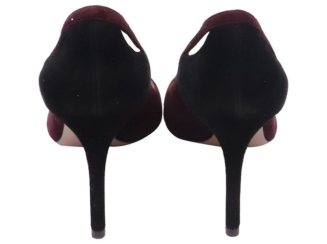 Prada Pumps mit spitzer Kappe und Cut-Outs aus bordeauxrotem Wildleder - Ansicht 5