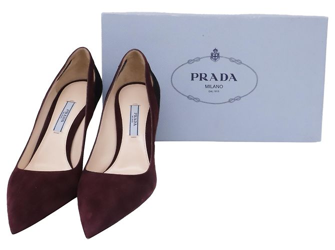 Prada Pumps mit spitzer Kappe und Cut-Outs aus bordeauxrotem Wildleder - Ansicht 6