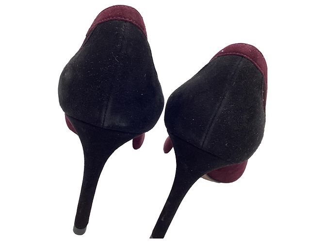 Prada Pumps mit spitzer Kappe und Cut-Outs aus bordeauxrotem Wildleder - Ansicht 7
