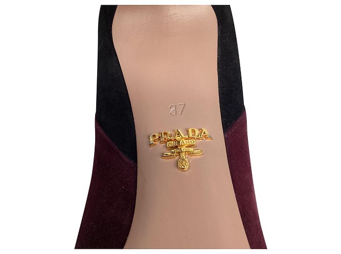 Prada Pumps mit spitzer Kappe und Cut-Outs aus bordeauxrotem Wildleder - Ansicht 8