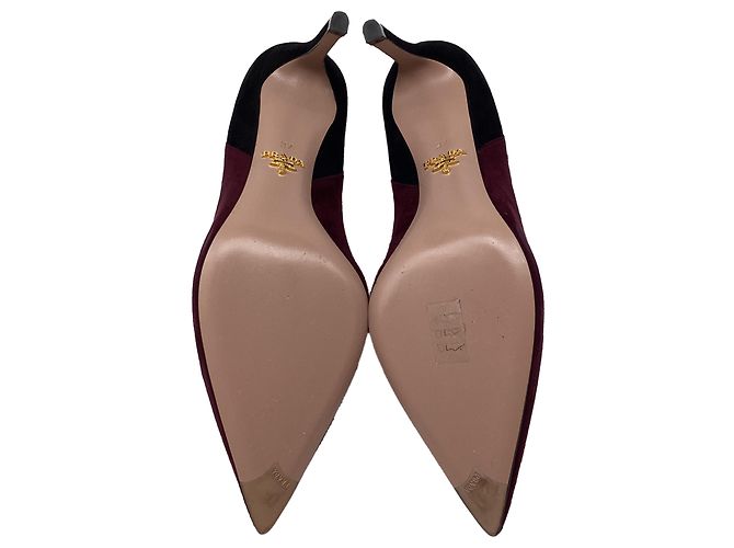 Prada Pumps mit spitzer Kappe und Cut-Outs aus bordeauxrotem Wildleder - Ansicht 9