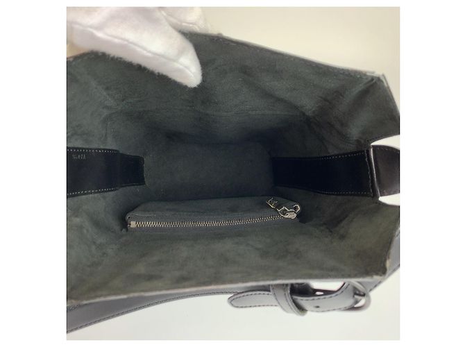 Louis Vuitton Epi Sac Sou Shoulder Bag Nero - vista 9