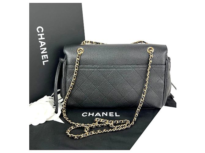 Borsa a tracolla Chanel Urban Essentials Large Flap in pelle nera - vista 2