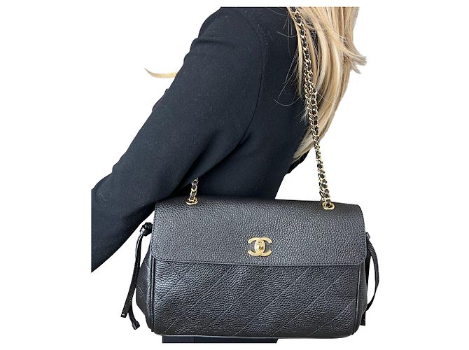 Borsa a tracolla Chanel Urban Essentials Large Flap in pelle nera - vista 3