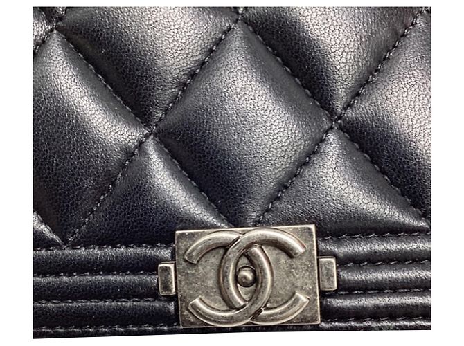 Chanel Boy Wallet on Chain aus schwarzem Lammleder - Ansicht 14
