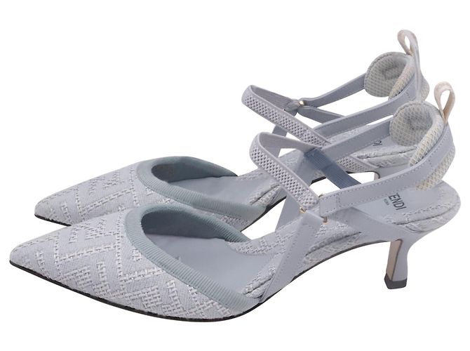 Fendi Colibrì Lite Slingback Pumps aus hellblauem Baumwollstoff - Ansicht 4
