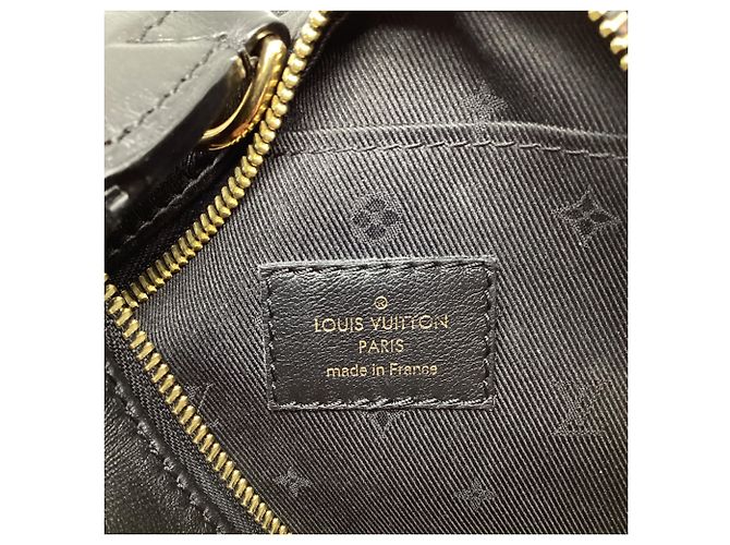 Bolsa de Ombro Louis Vuitton Over The Moon Bubblegram em Couro Preto - vista 7