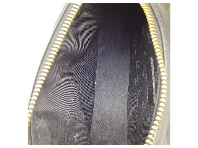 Bolsa de Ombro Louis Vuitton Over The Moon Bubblegram em Couro Preto - vista 8