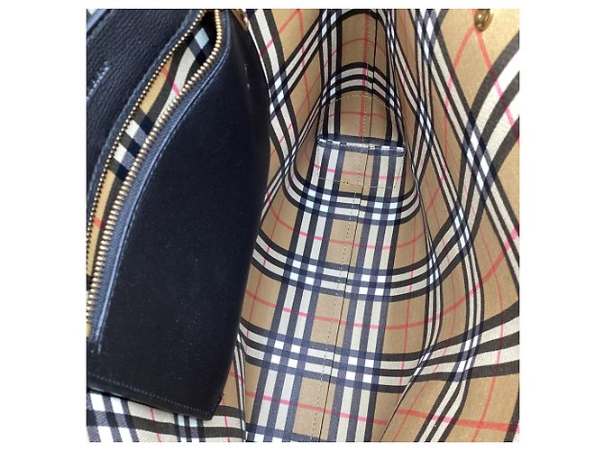 Burberry Tote Bag mit geprägtem Wappen aus schwarzem Leder - Ansicht 10