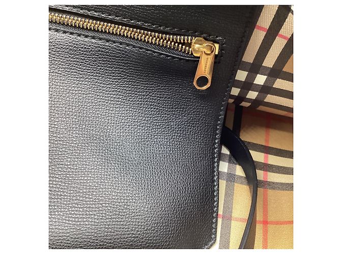 Burberry Tote Bag mit geprägtem Wappen aus schwarzem Leder - Ansicht 7