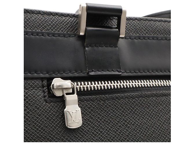 Borsetta Louis Vuitton Taiga Kasbek PM Grigio - vista 5