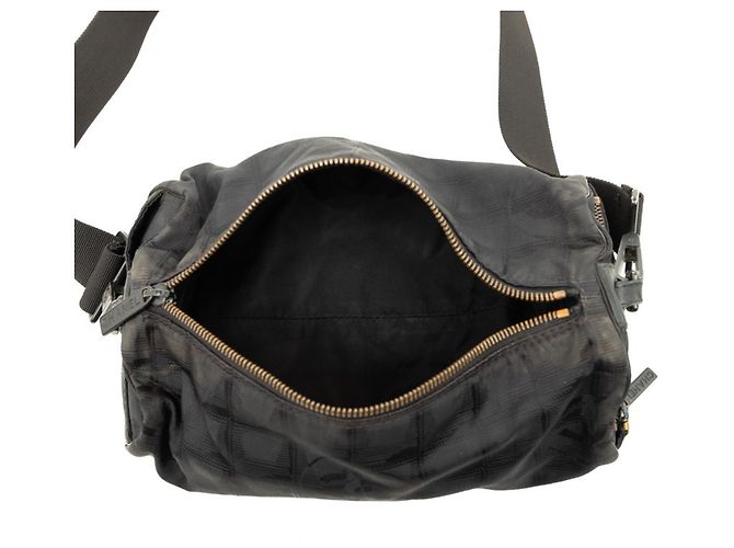 Borsa a tracolla Chanel Coco Mark New Travel Line Nero - vista 4