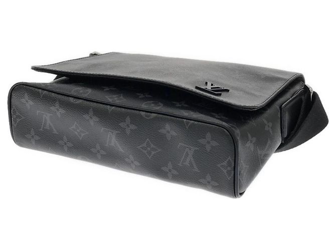 Borsa a tracolla Louis Vuitton Monogram Eclipse District PM Nero - vista 3