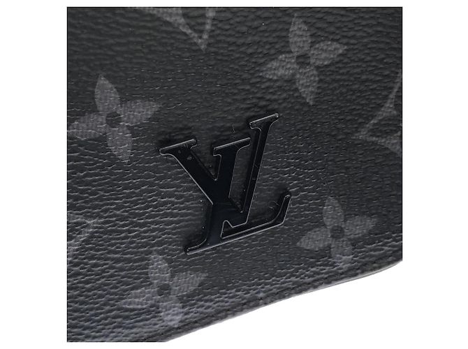 Borsa a tracolla Louis Vuitton Monogram Eclipse District PM Nero - vista 4