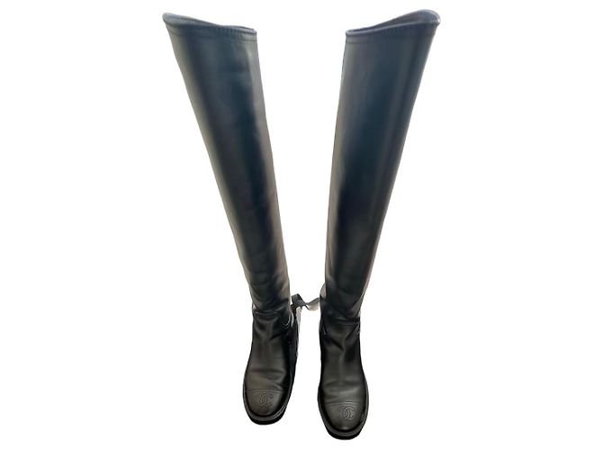 Botas altas Chanel de cuero negro con logo CC - vista 2