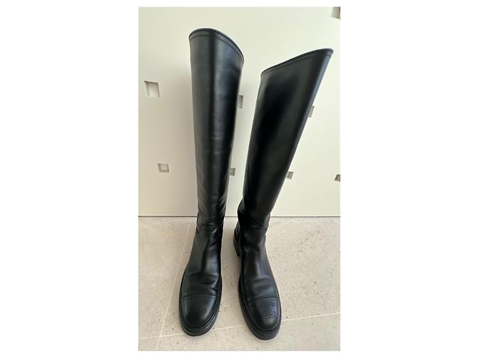 Botas altas Chanel de cuero negro con logo CC - vista 3