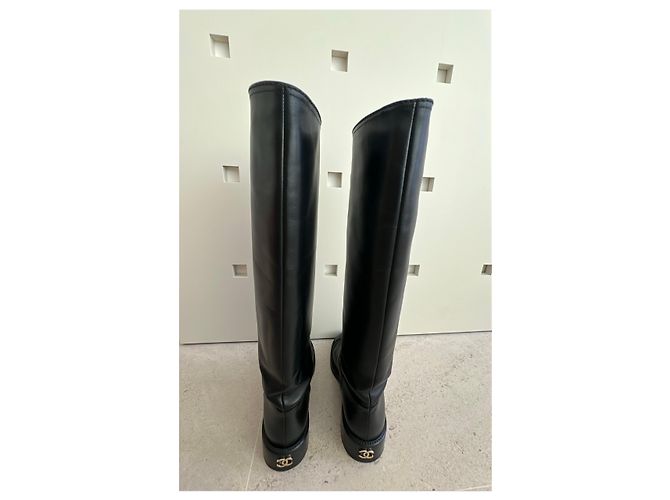 Botas altas Chanel de cuero negro con logo CC - vista 4