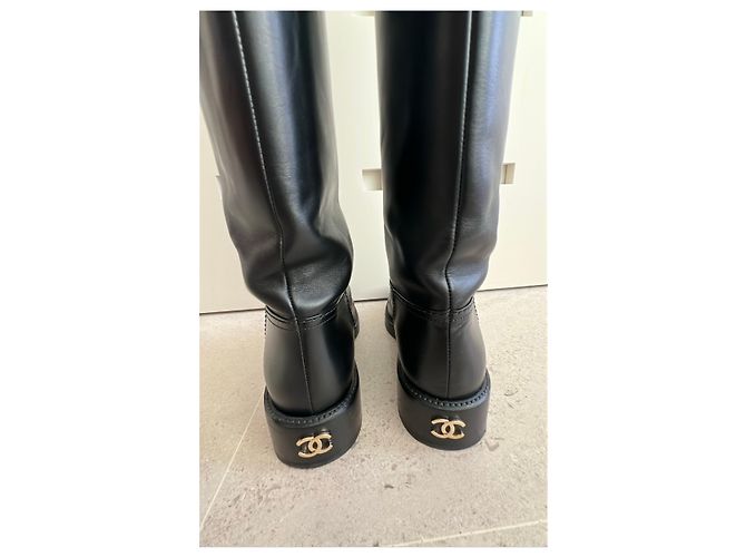 Botas altas Chanel de cuero negro con logo CC - vista 5