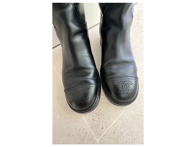 Botas altas Chanel de cuero negro con logo CC - vista 6