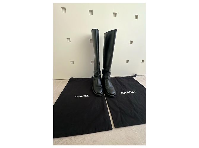 Botas altas Chanel de cuero negro con logo CC - vista 7