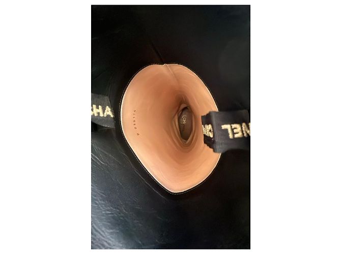 Botas altas Chanel de cuero negro con logo CC - vista 8
