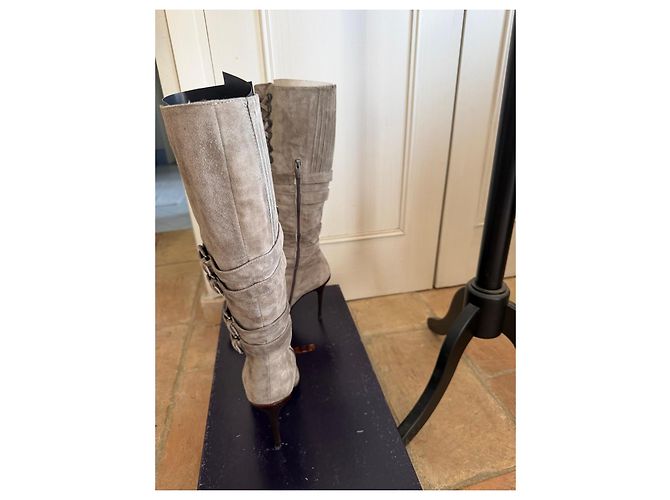 Autre Marque Botas altas em camurça cinza com atacadores e fivelas Marrom - vista 4