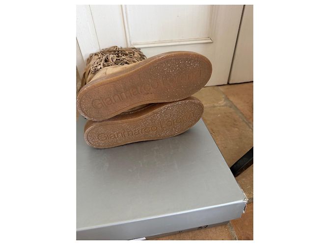 Gianmarco Lorenzi Botas altas de ante beige con flecos y tachuelas - vista 8
