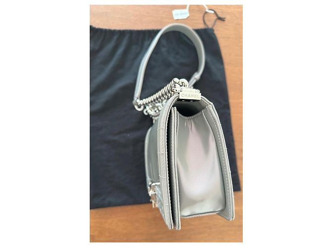 CHANEL Boy Medium - Pelle grigio perla iridescente - vista 9