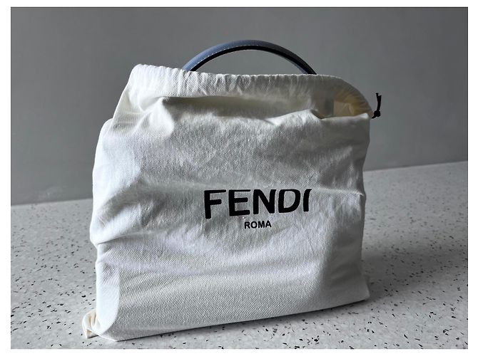 Fendi Peekaboo MM Handtasche aus grauem Leder - Ansicht 17
