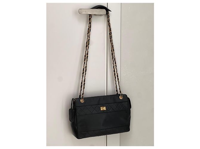 Mademoiselle Borsa a tracolla Chanel in pelle matelassé nera Nero - vista 2