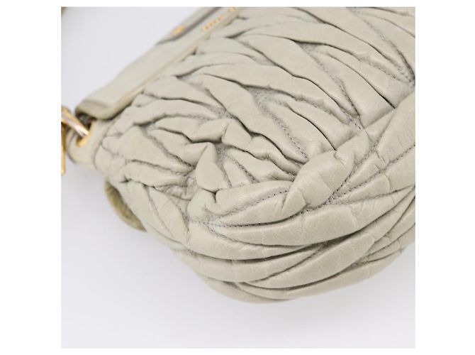 Bolsa Miu Miu Matelassé em Couro 2way Bege Tom Dourado Auth 208870A - vista 17