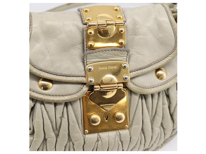 Bolsa Miu Miu Matelassé em Couro 2way Bege Tom Dourado Auth 208870A - vista 18
