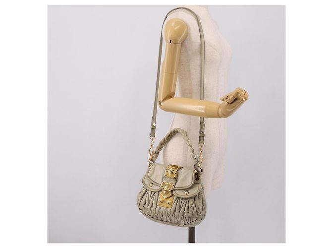 Bolsa Miu Miu Matelassé em Couro 2way Bege Tom Dourado Auth 208870A - vista 27