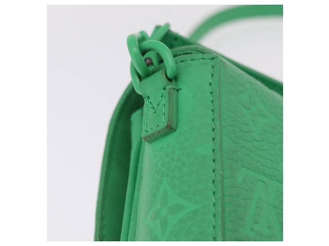 LOUIS VUITTON Lock Vertical Wearable Wallet Bag M81525 LV Auth 207033A - vista 10