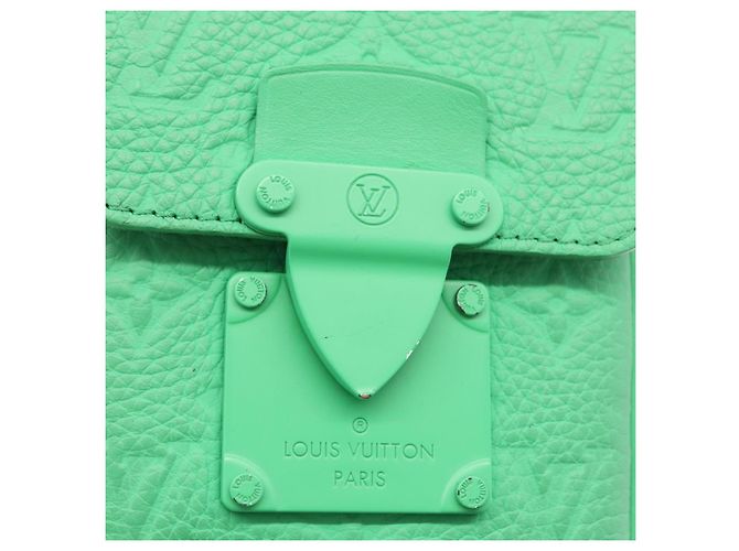 LOUIS VUITTON Lock Vertical Wearable Wallet Bag M81525 LV Auth 207033A - vista 20