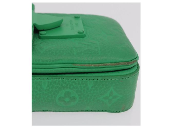 LOUIS VUITTON Lock Vertical Wearable Wallet Bag M81525 LV Auth 207033A - vista 5